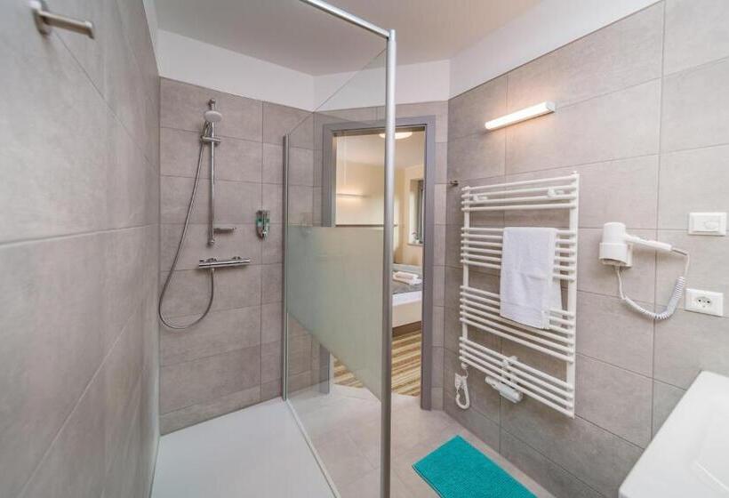 Апартаменты 1 Спальня с Балконом, Elly Hostel