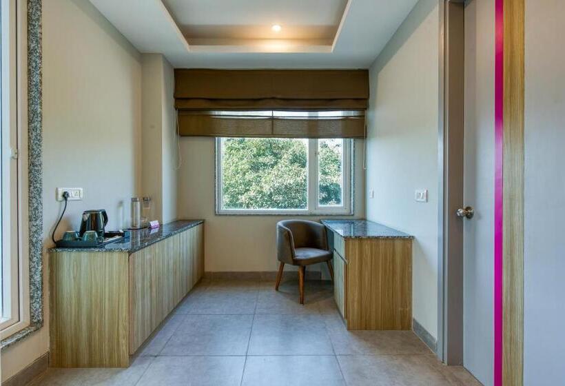 اتاق لوکس, Rosastays Gurugram Sec 31