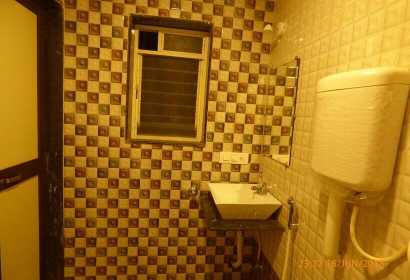 Номер Deluxe с Балконом, Pinacle Inn
