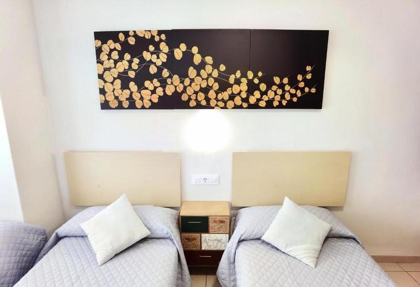 Трехместный Номер Базовый, Hostal Rigau