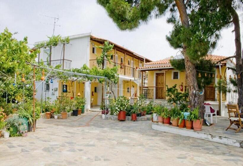 استودیو استاندارد با چشم‌انداز باغ, Villa Kavourakia