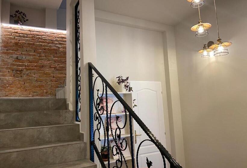 سوییت خانوادگی, Boutique Rooms With Parking