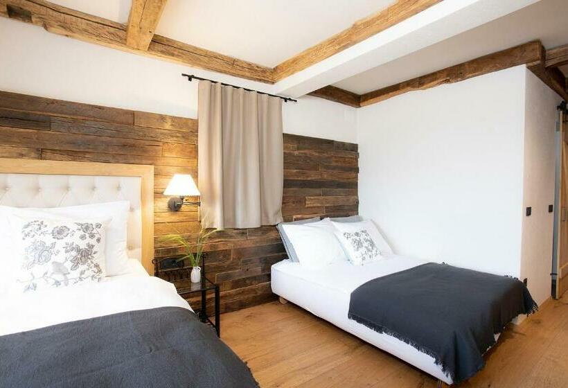 اتاق لوکس با بالکن, House Troha