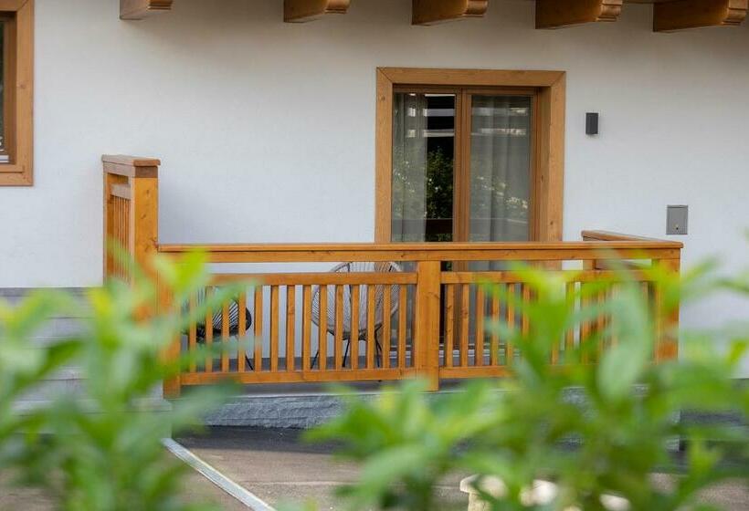 اتاق استاندارد با بالکن, House Troha