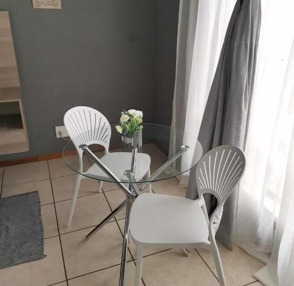 اتاق اکونومی, Mia Hills Guest House