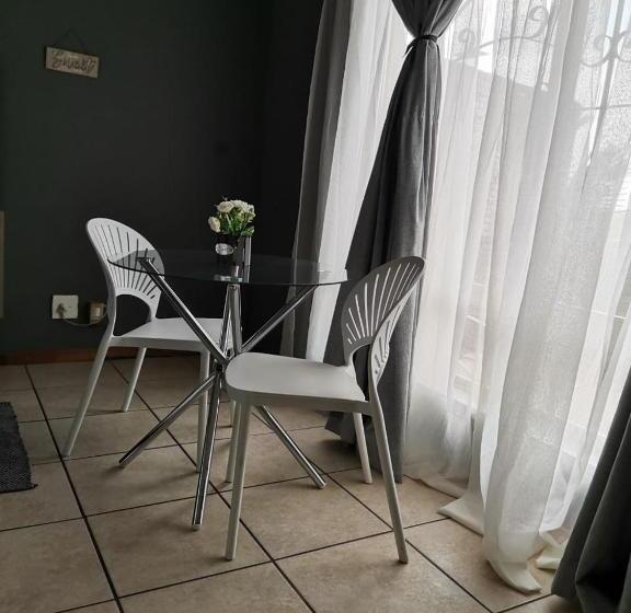 اتاق اکونومی, Mia Hills Guest House