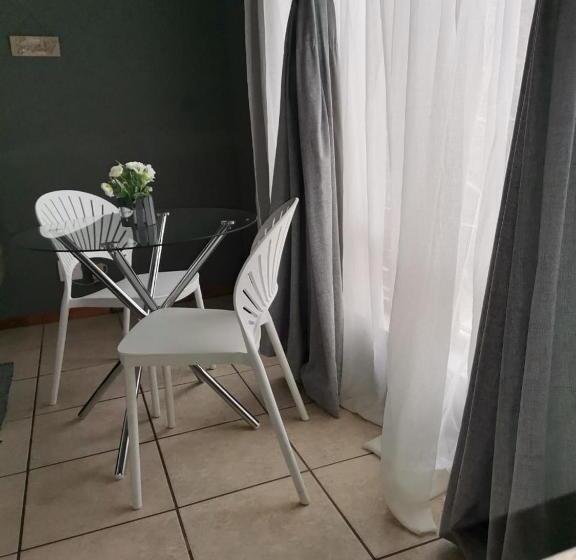 اتاق اکونومی, Mia Hills Guest House