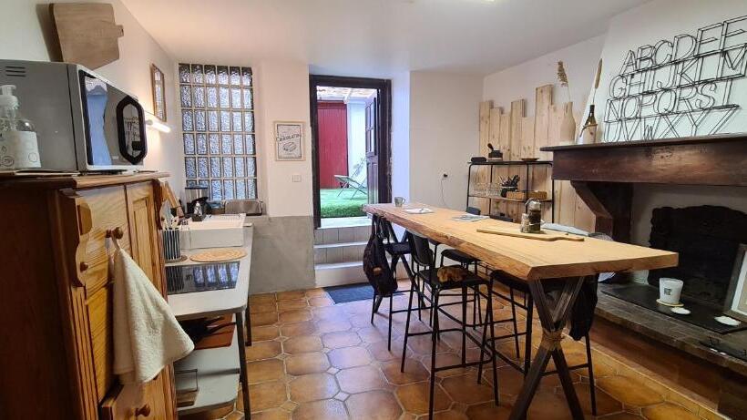 سوییت اجرایی, Les Chemins D Elika