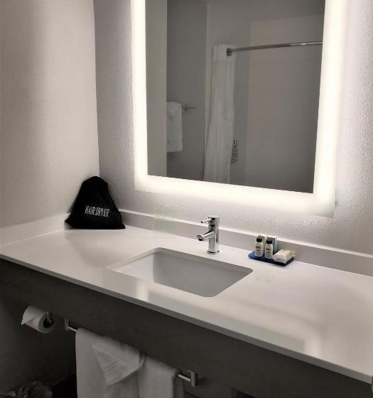 带大床的标准间, Holiday Inn Express & Suites San Antonio West Sea World Area, An Ihg