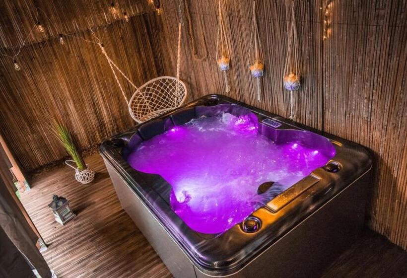 Люкс Повышенной Комфортности, Aux 3 Nuances Suites Privatives & Spa