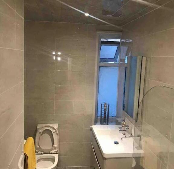 דירת חדר, Entire Whalley House