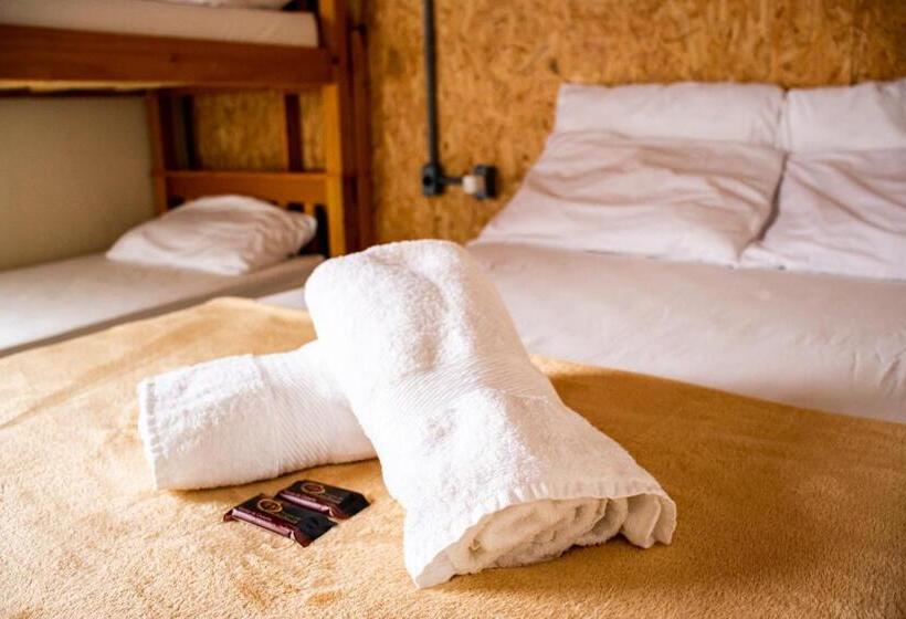 Четырехместный номер эконом класса с общей ванной комнатой, Esquina 8 Suítes Confort & Hostel
