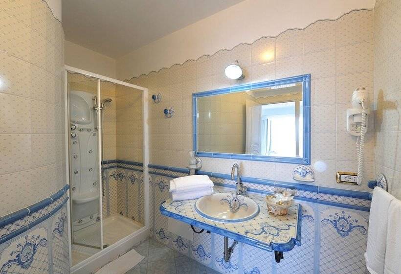 اتاق سوپریور با چشم‌انداز دریا, Villa Maria Pia