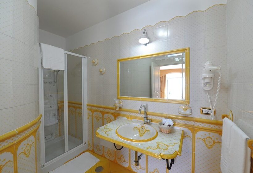 اتاق لوکس با چشم‌انداز دریا, Villa Maria Pia