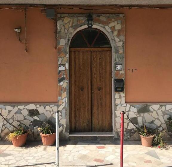 اتاق اکونومی, B&b 40 Steps