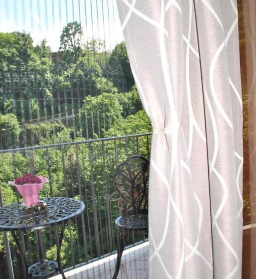 اتاق اکونومی, B&b 40 Steps