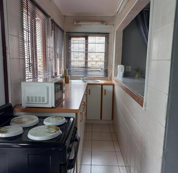 بانگلوی استاندارد, Bougainvillea Bnb