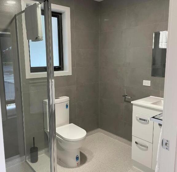 스탠다드 스튜디오, Risdon Brook