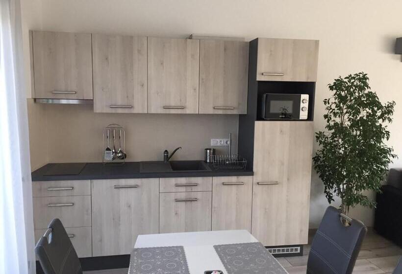 Апартаменты 2 Спальни, Jókai Apartman