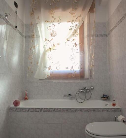 اتاق لوکس با چشم‌انداز استخر, Mauro Home Bed And Relax