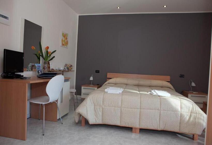 اتاق لوکس با چشم‌انداز استخر, Mauro Home Bed And Relax