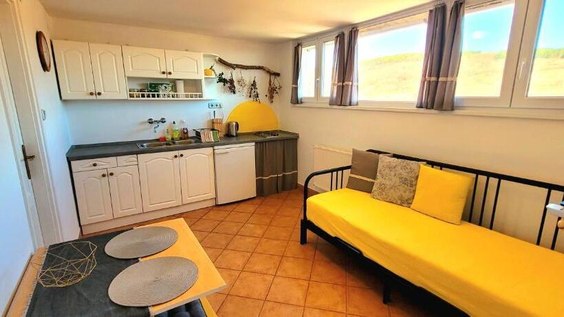 آپارتمان 1 خوابه با چشم‌انداز باغ, Napkert Apartman