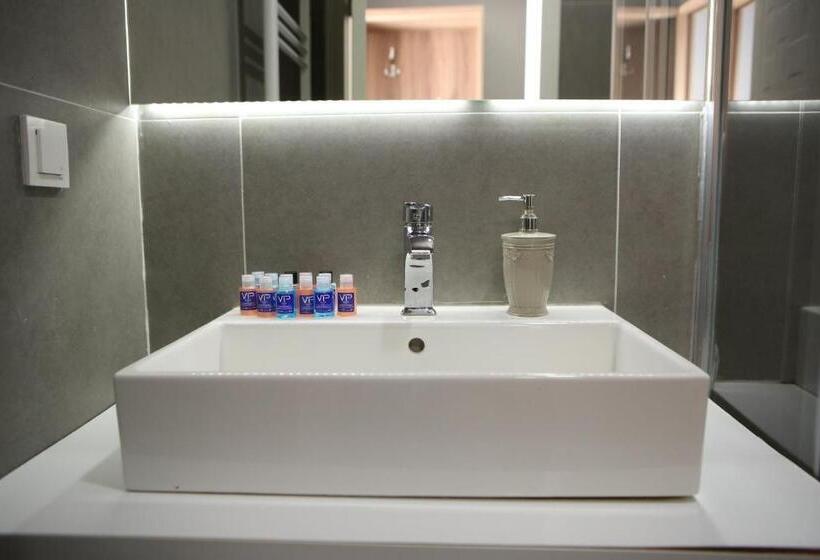 اتاق خانوادگی, Lily Airport Otel