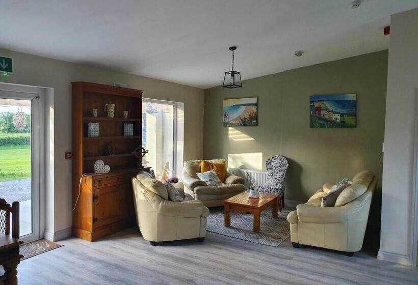 1 Bedroom Apartment Lake View, Glasson Glamping Farm