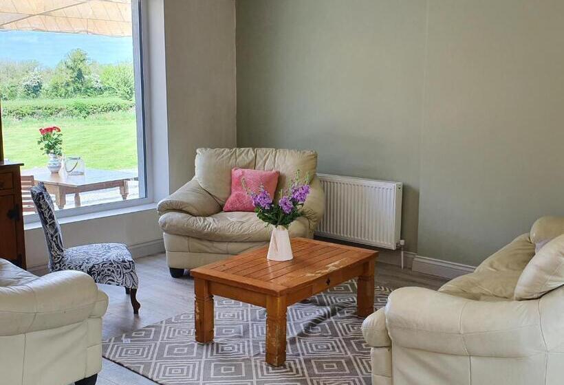 1 Bedroom Apartment Lake View, Glasson Glamping Farm