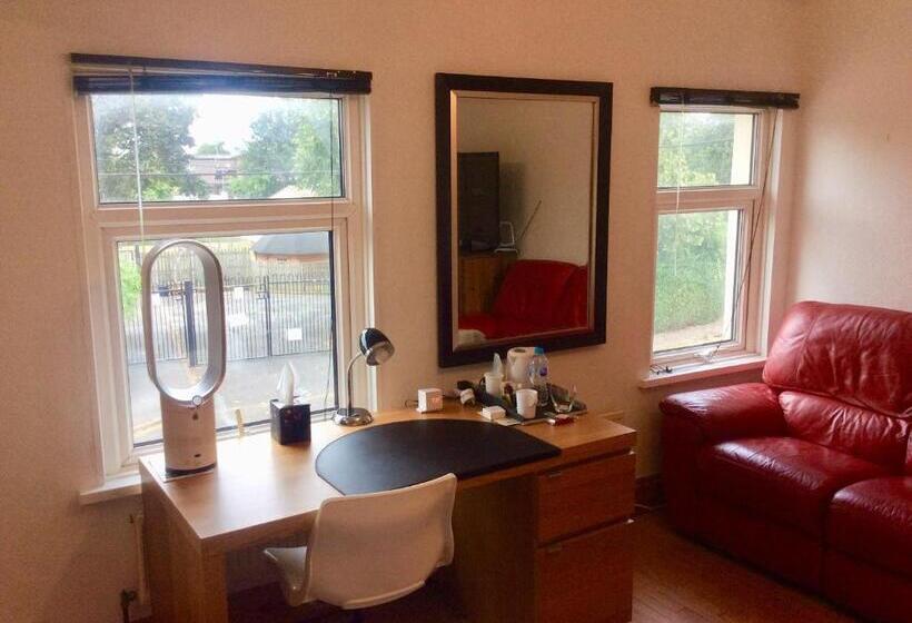 Номер Deluxe, Station House
