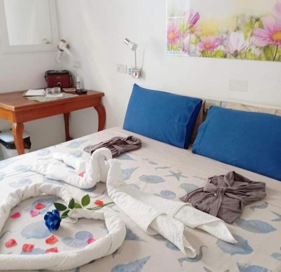 اتاق استاندارد با سرویس بهداشتی مشترک, Corto Maltese B&b