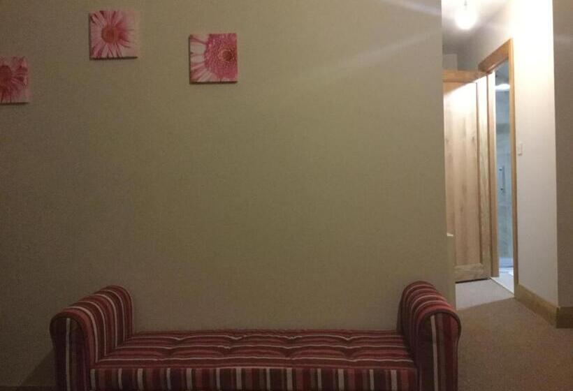 اتاق لوکس, The Crossroads B&b