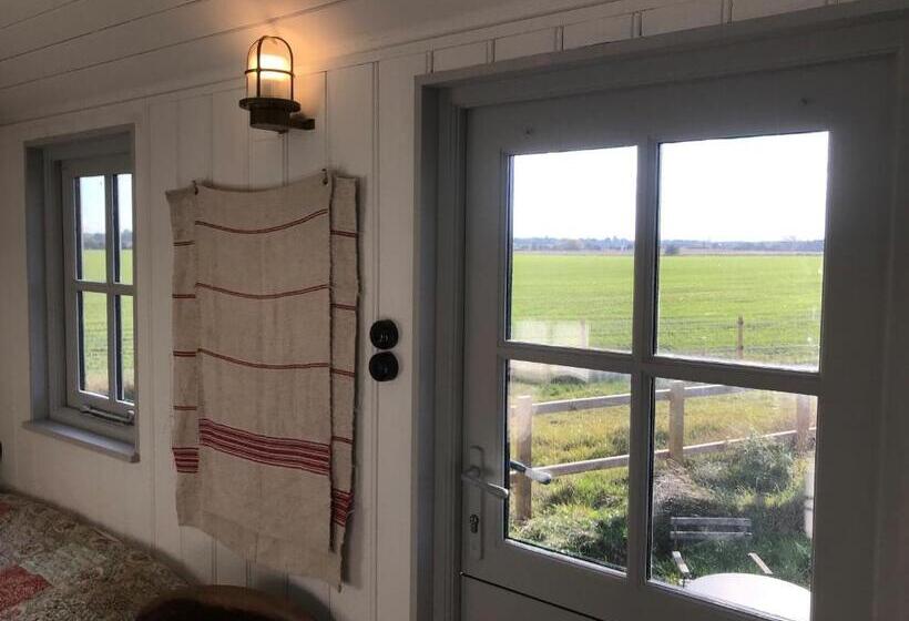 スタンダードルーム, Barnham Court Farm