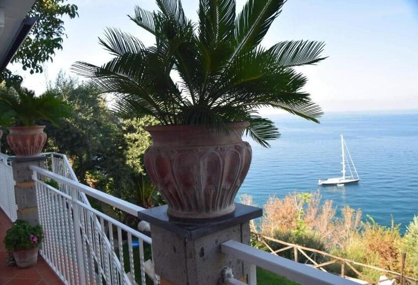 اتاق استاندارد با بالکن و چشم‌انداز دریا, La Palombara B&b