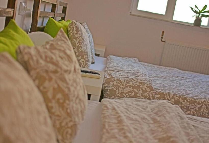 استودیوی استاندارد, Casa Ado
