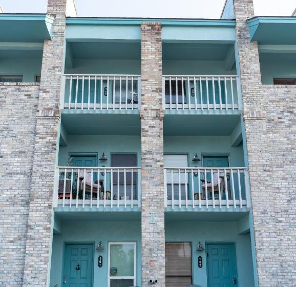 Апартаменты 1 Спальня с Балконом, South Padre Island Condo Is Walking Distance To The Beach, Sleeps 6, Third Floor, 2024 Traveler Awar
