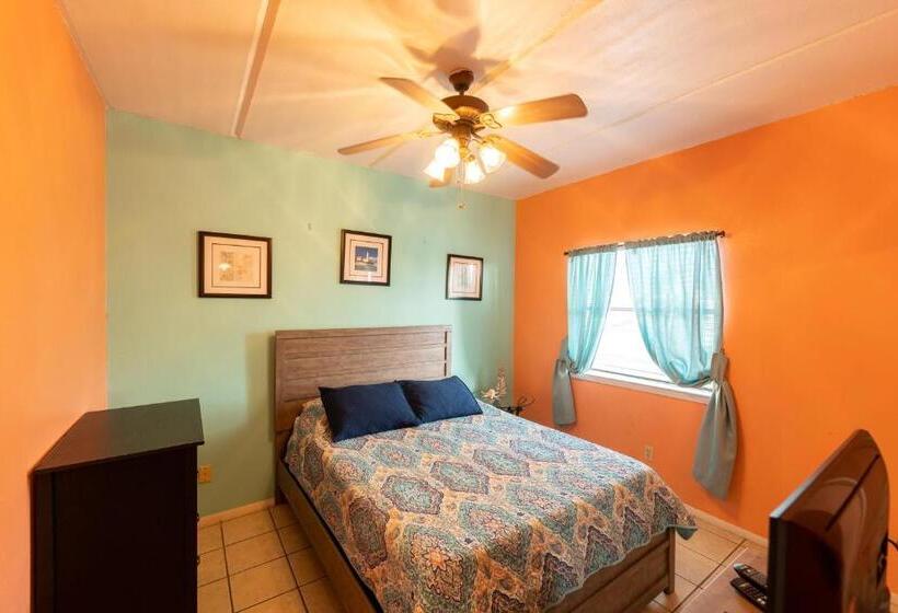 Апартаменты 1 Спальня с Балконом, South Padre Island Condo Is Walking Distance To The Beach, Sleeps 6, Third Floor, 2024 Traveler Awar