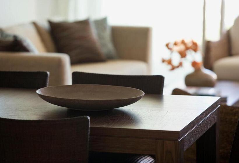 패밀리 아파트, Kirra Surf Apartments