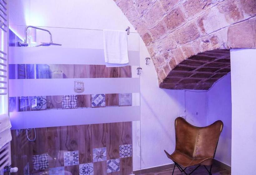 سوئیت با وان آب گرم, The Bridge Suites
