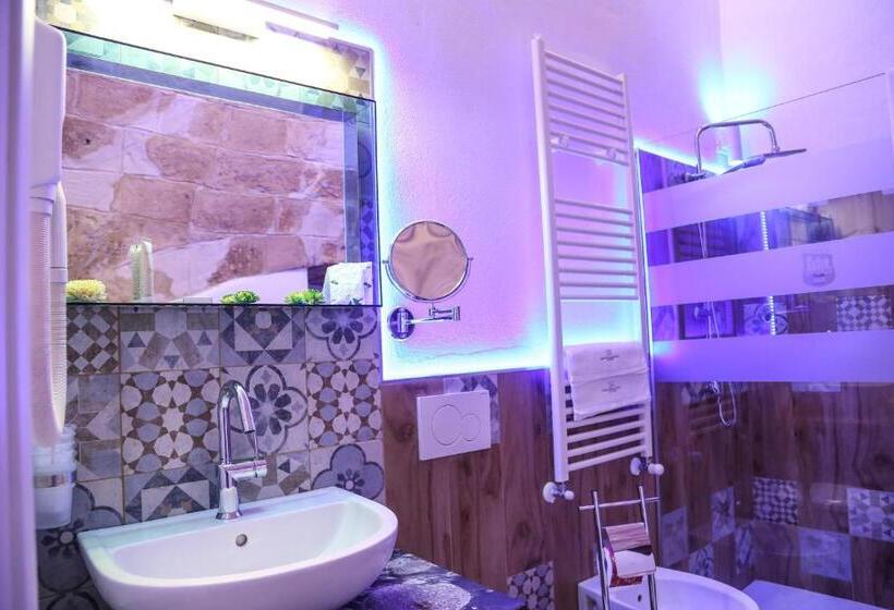 سوئیت با وان آب گرم, The Bridge Suites