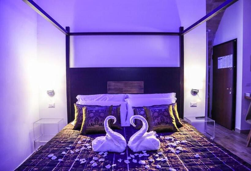 سوئیت با وان آب گرم, The Bridge Suites