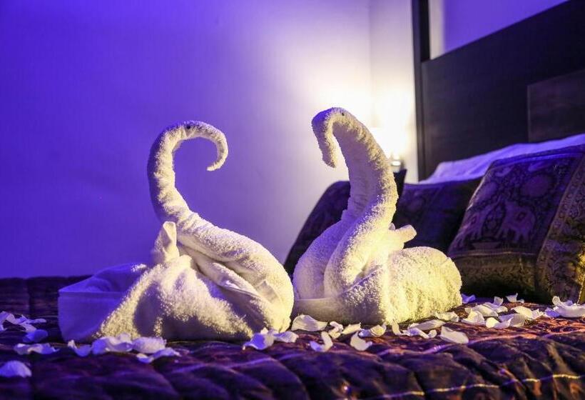 سوئیت با وان آب گرم, The Bridge Suites