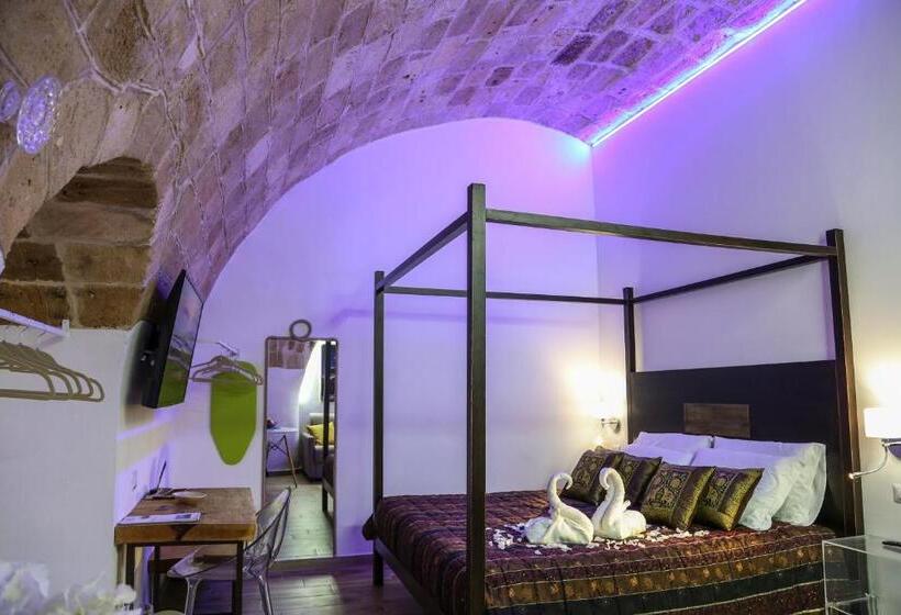 سوئیت با وان آب گرم, The Bridge Suites