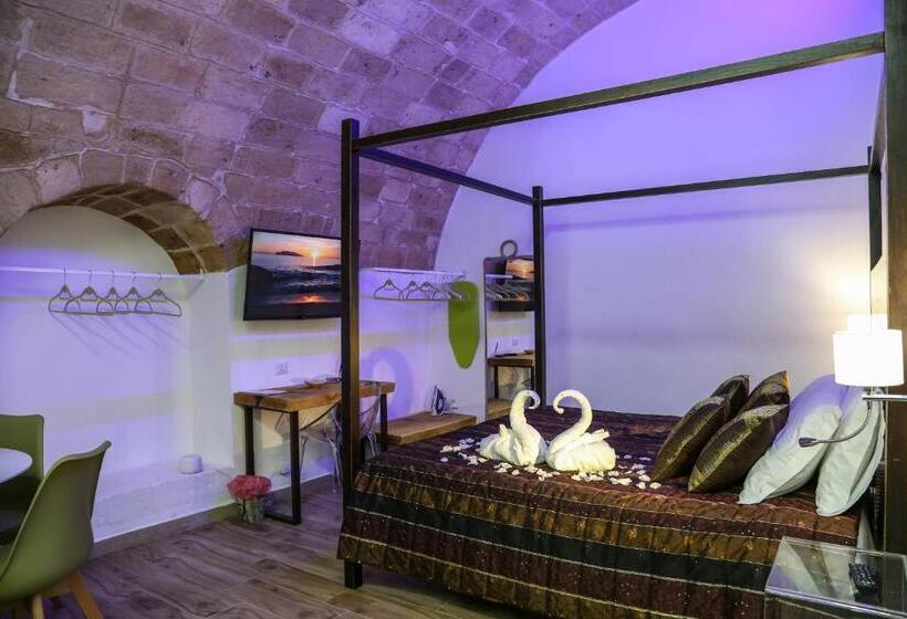 سوئیت با وان آب گرم, The Bridge Suites