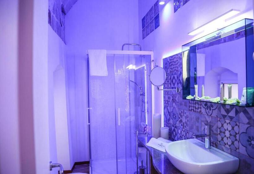 سوییت جونیور با بالکن, The Bridge Suites