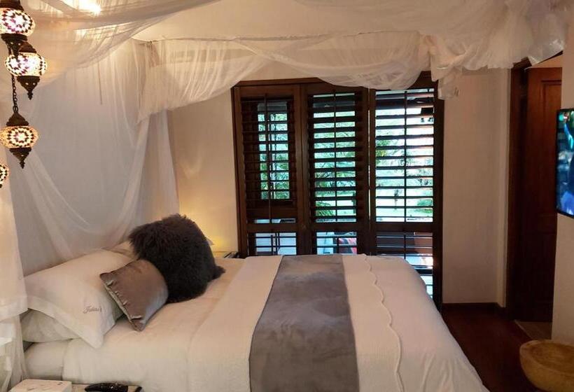 سوییت لوکس, Jakita S Guest House