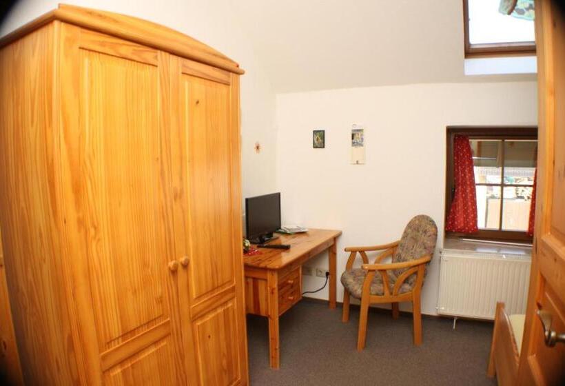 اتاق استاندارد یک نفره, Pension Kronenburghof
