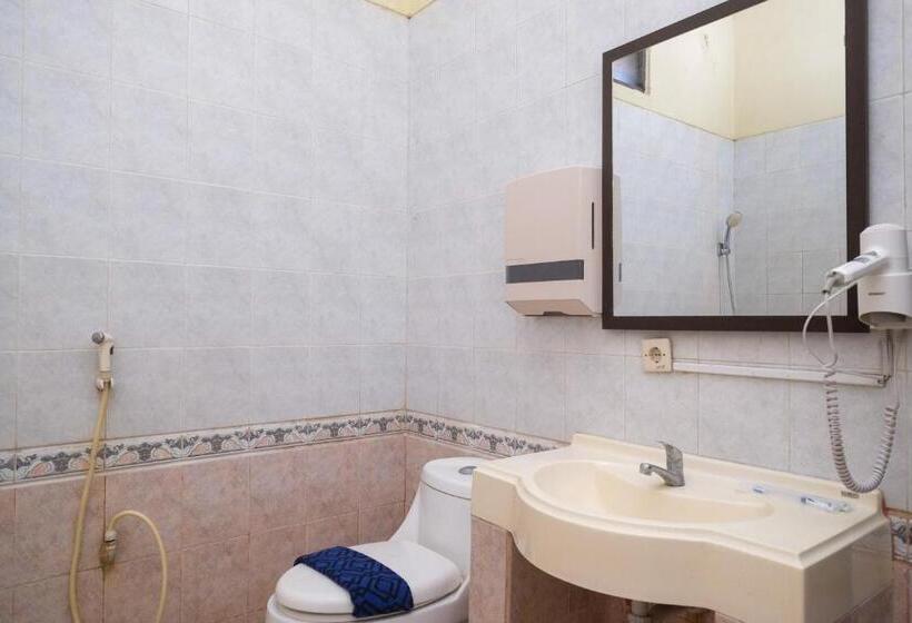 Номер Deluxe, Urbanview Hotel Dedy Jaya Brebes