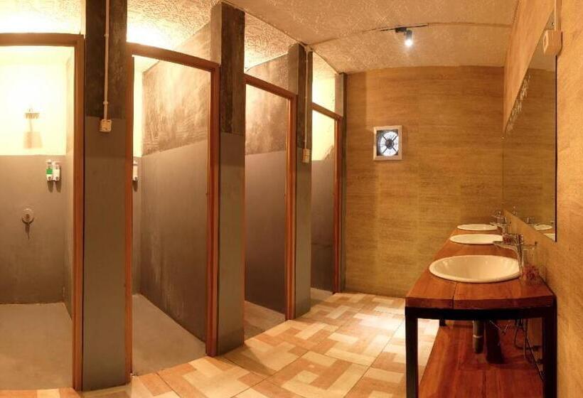 Кровать в Общей Комнате, Tani Jiwo Hostel