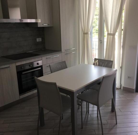 اتاق لوکس, Home